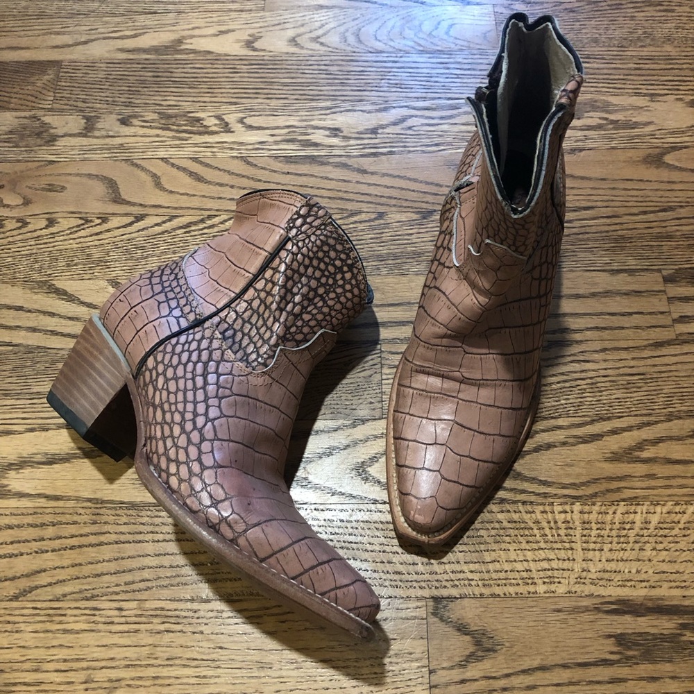 Freebird by Steven Miramar Boot Croc Pink